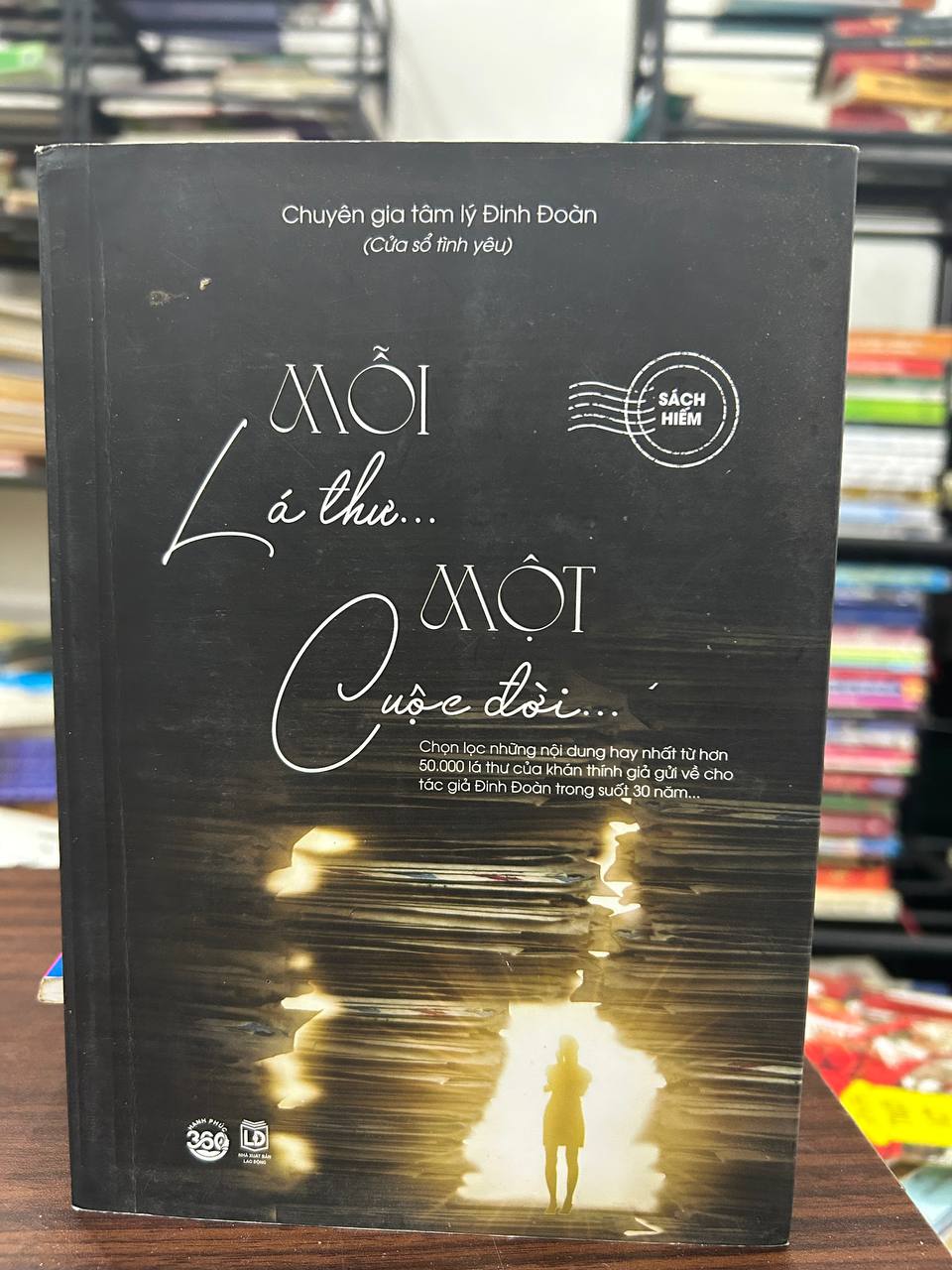 Mỗi lá thư là một cuộc đời... - Đinh Đoàn