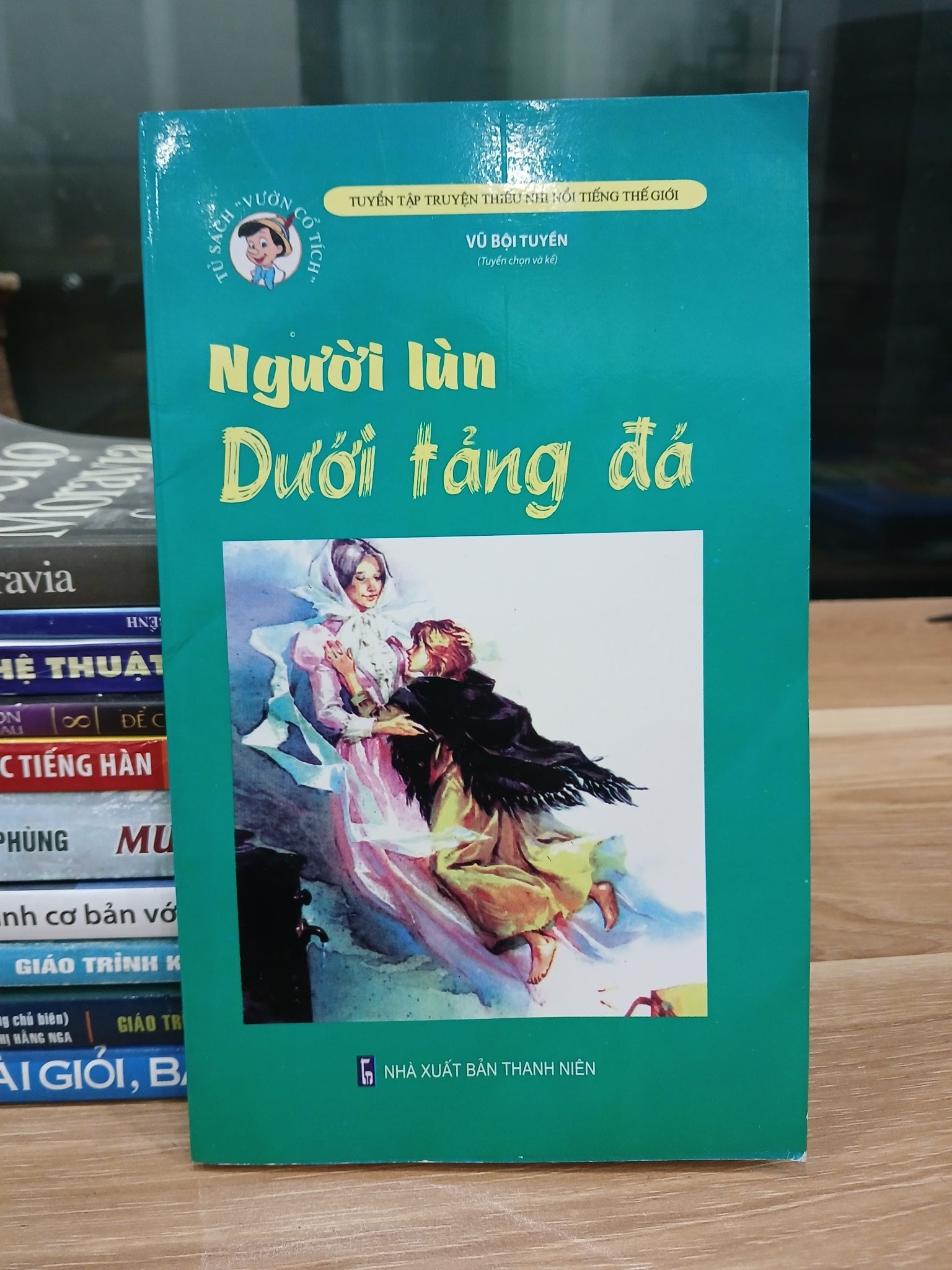 Người lùn dưới tầng đá – Vũ Bội Tuyền
