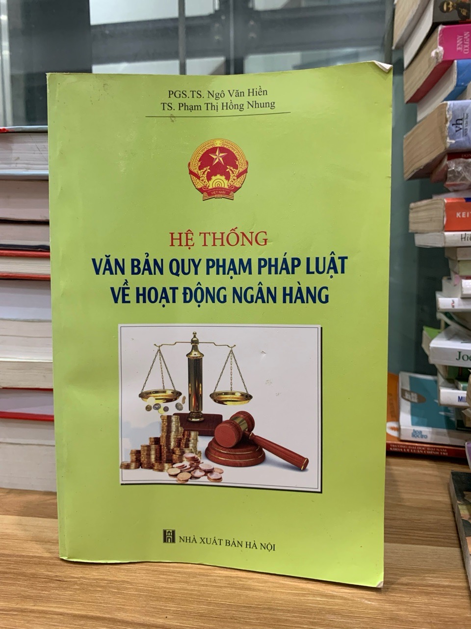 Hệ thống văn bản quy phạm pháp luật về hoạt động ngân hàng- Ngô phạm Hiền , Phạm Thị Hồng Nhung