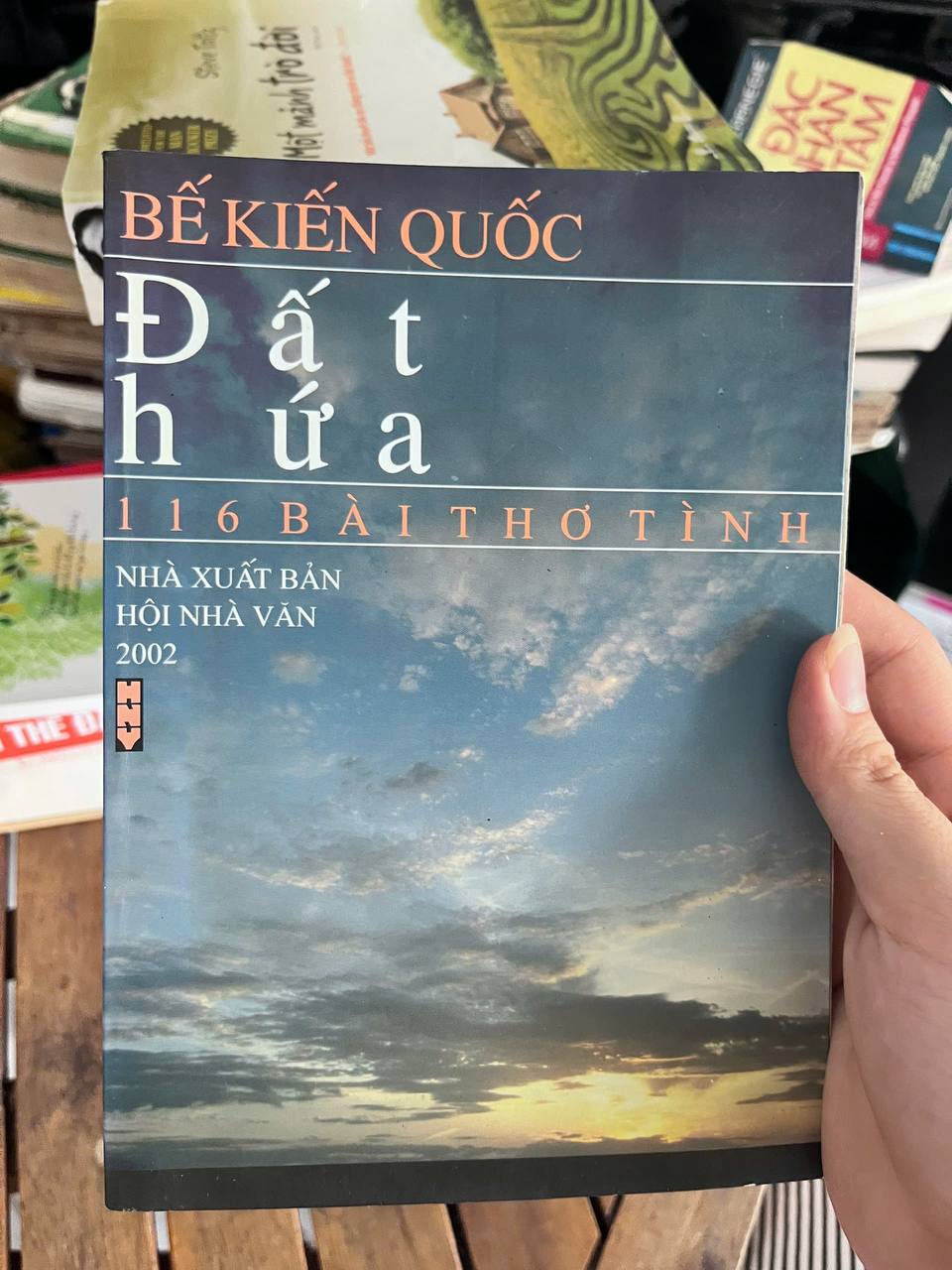 Review và ảnh thực tế sách Đất Hứa - Bế Kiến Quốc tại Mecobooks.com