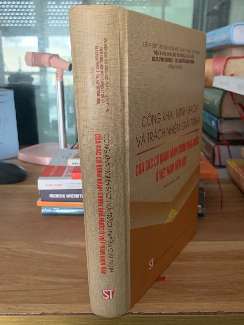 Công khai minh bạch và trách nhiệm giải trình của các cơ quan hành chính nhà nước ở Việt Nam hiện nay -NXB Chính trị quốc gia sự thật