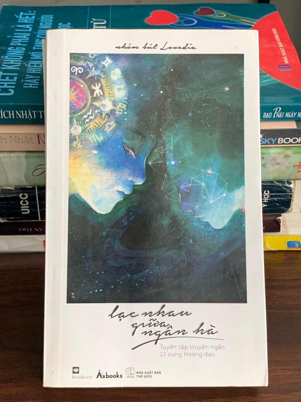 Lạc nhau giữa ngân hà – Nhóm Hit Lovedia (Asbooks)