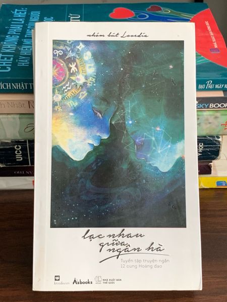 Lạc nhau giữa ngân hà – Nhóm Hit Lovedia (Asbooks)