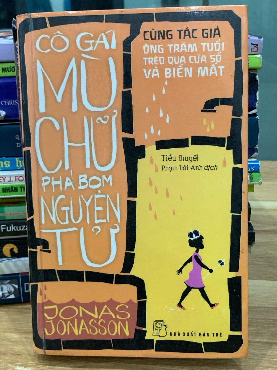 Cô gái mù chữ phá bom nguyên tử – Jonas Jonasson