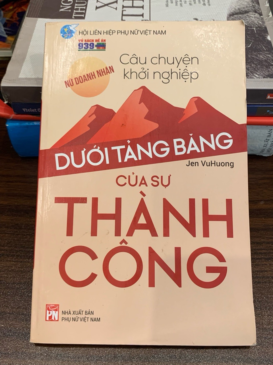 Dưới tảng băng của sự thành công – Jen VuHuong