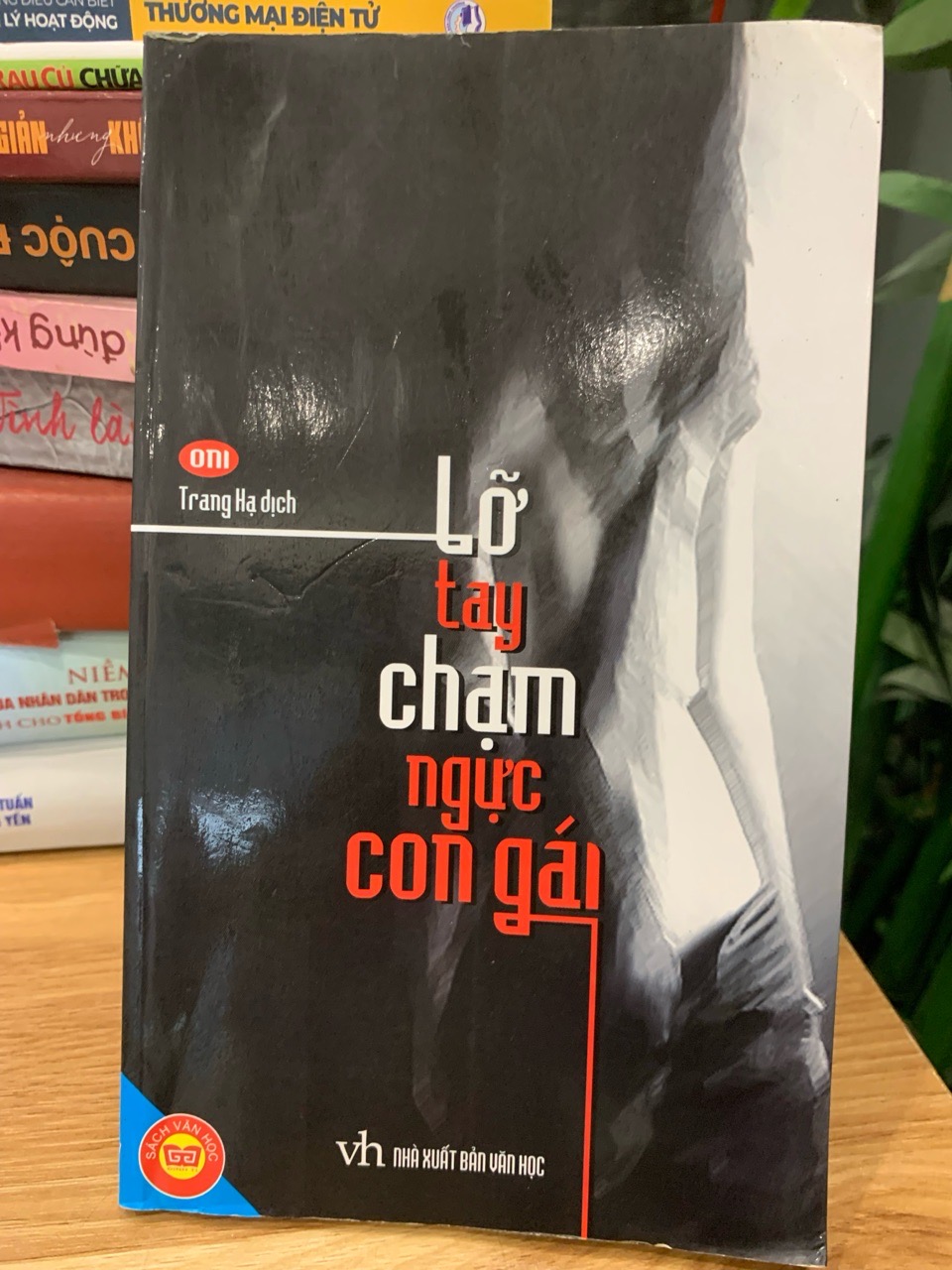 Lỡ tay chạm ngực con gái -Trang Hạ Dịch