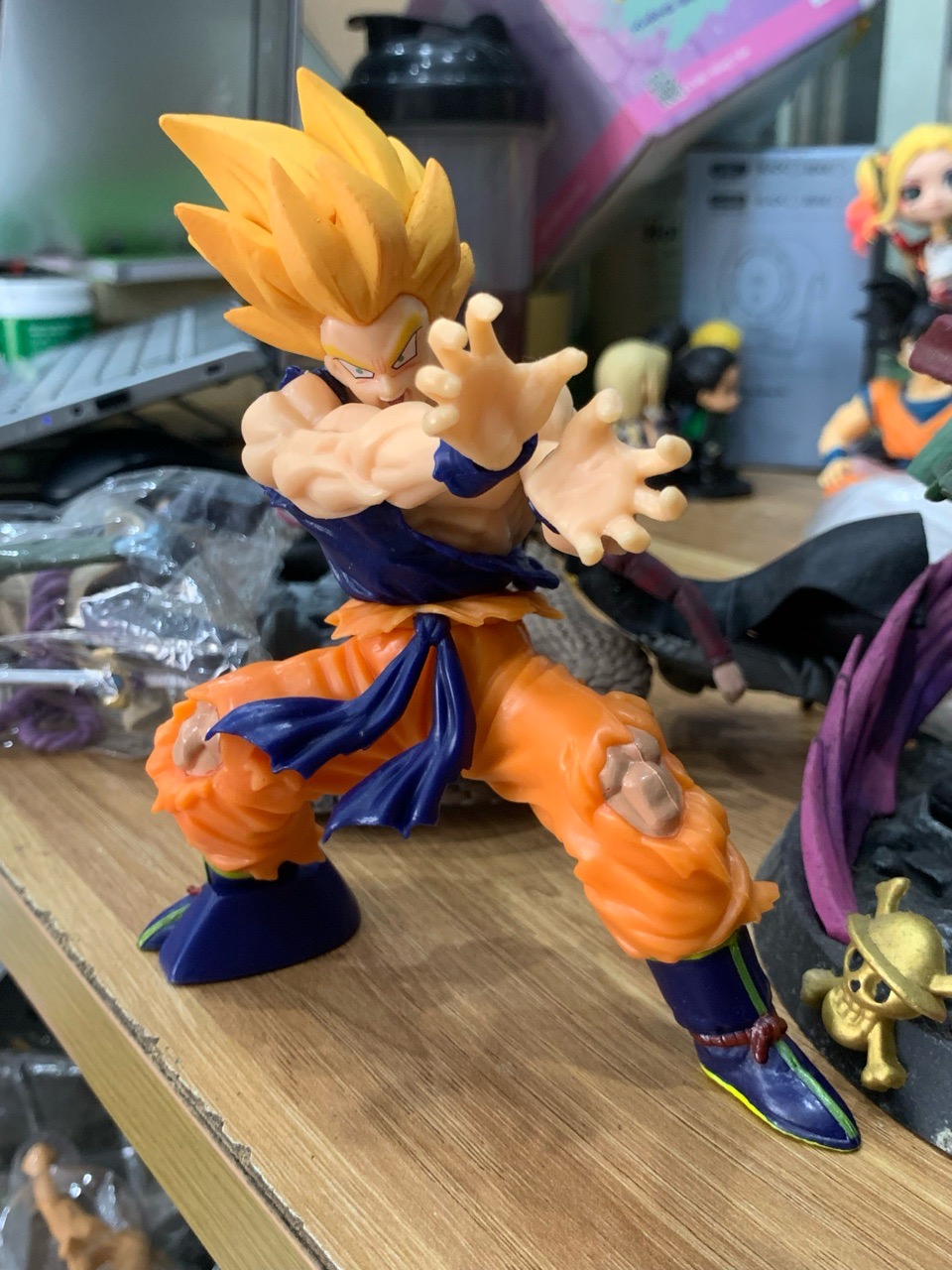 Mô hình Son Goku Super Saiyan tung chưởng Kamehameha trong Dragon Ball Z