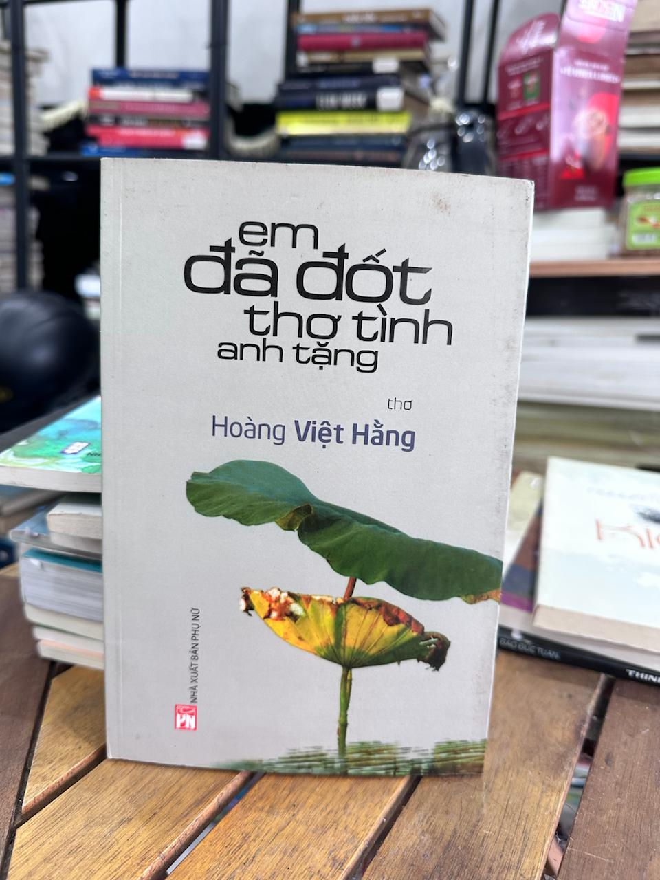 Em Đã Đốt Thơ Tình Anh Tặng - Hoàng Việt Hằng - Hoàng Việt Hằng