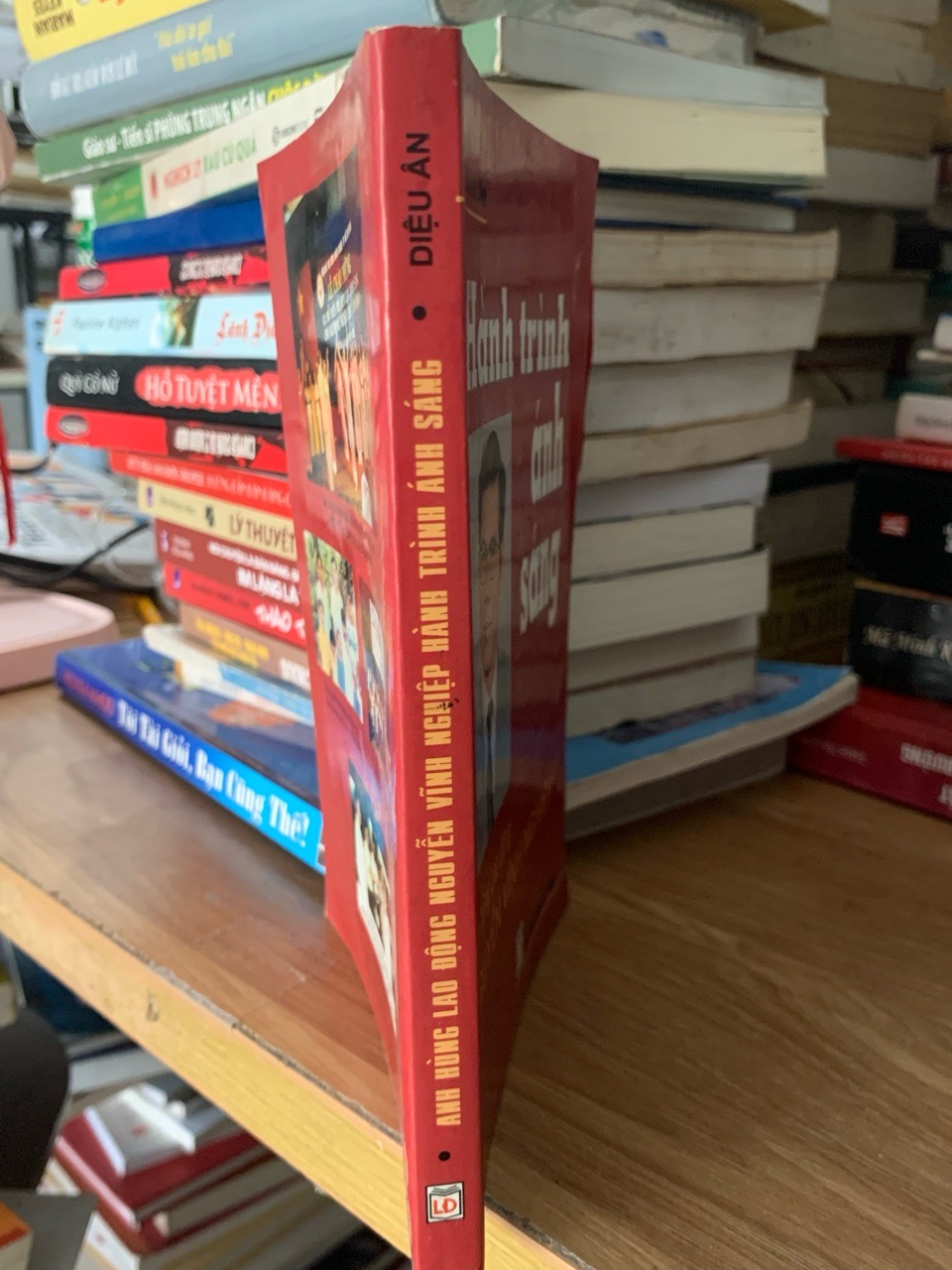 Anh hùng lao động Nguyễn Vũnh nghiệp gàng trình ánh sáng -Diệu Ân