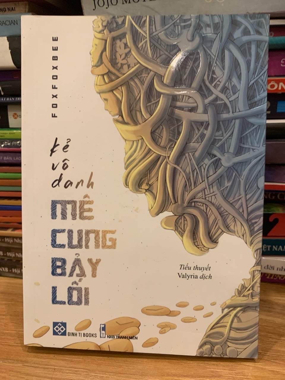 Kẻ vô danh mê cung bảy lối -Foxfoxbee