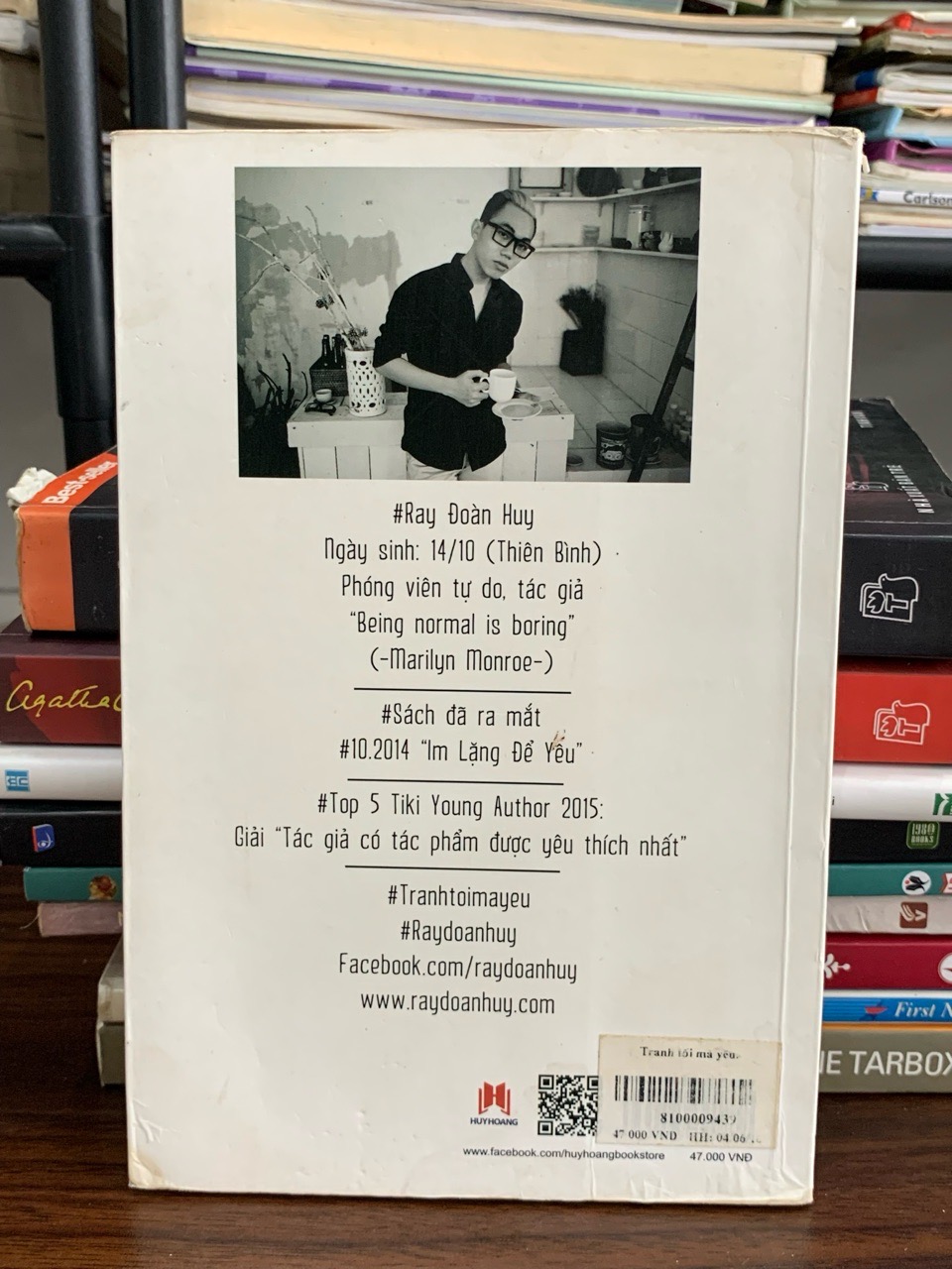 Chi tiết gáy và trang ruột sách Tranh tối mà yêu – Ray Đoàn Huy trên Mecobooks