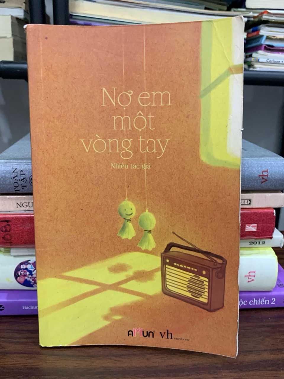 Nợ em một vòng tay — Nhiều tác giả