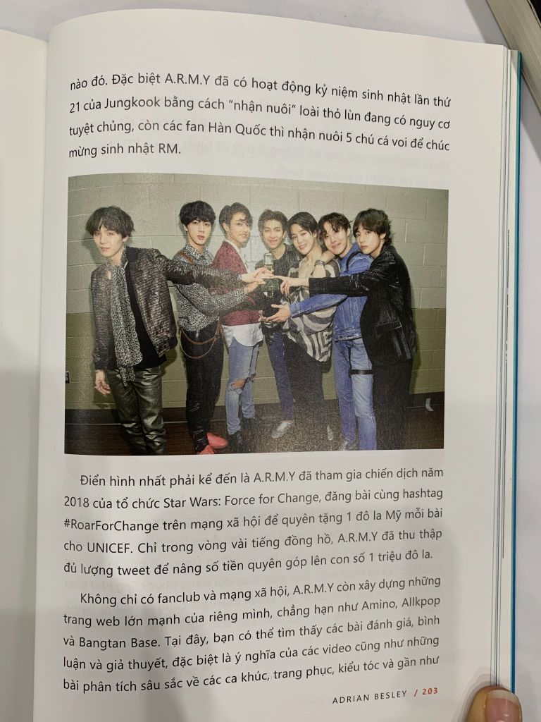 BTS Biểu Tượng K-Pop - Adrian Besley - Ảnh thực tế 7