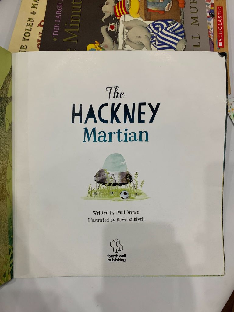 The Hackney Martian – Paul Brown - Ảnh thực tế 4