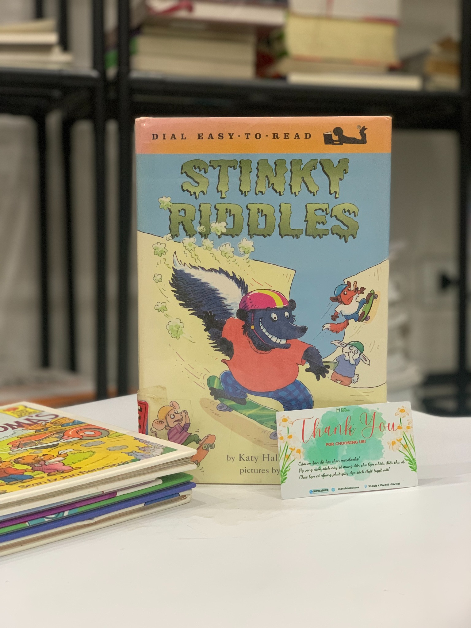 Dial Easy-to-Read: Stinky Riddles – Katy Hall & Lisa Eisenberg