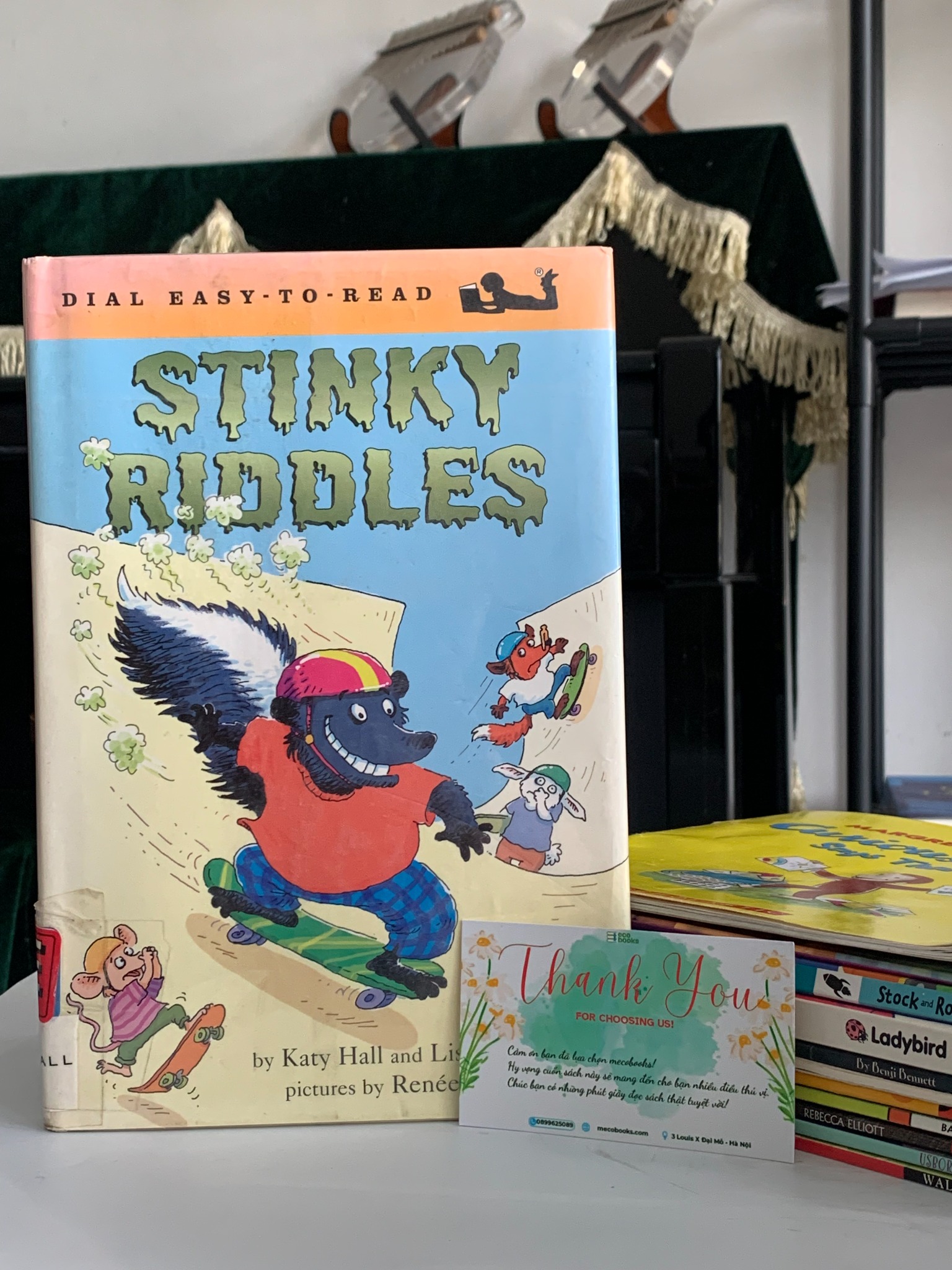 Dial Easy-to-Read: Stinky Riddles – Katy Hall & Lisa Eisenberg