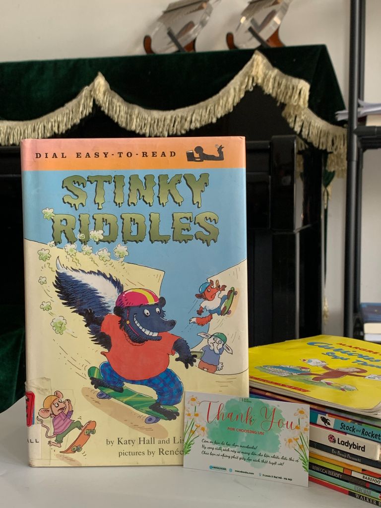 Dial Easy-to-Read: Stinky Riddles – Katy Hall & Lisa Eisenberg - Ảnh chụp thực tế