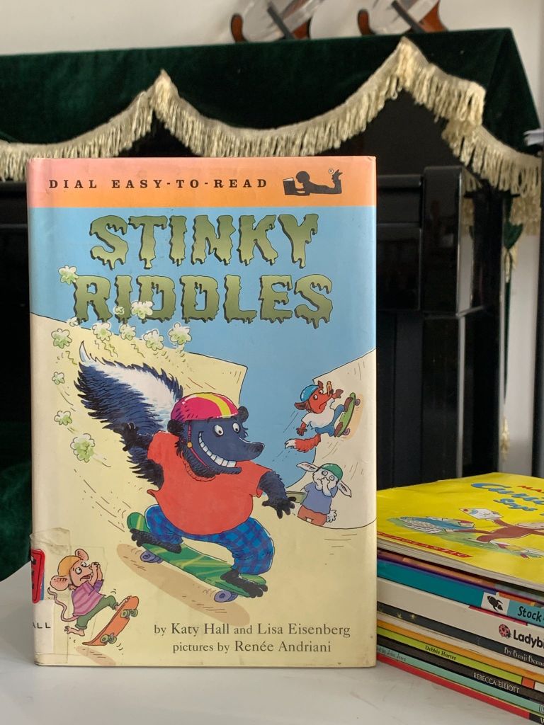 Dial Easy-to-Read: Stinky Riddles – Katy Hall & Lisa Eisenberg - Ảnh thực tế 3