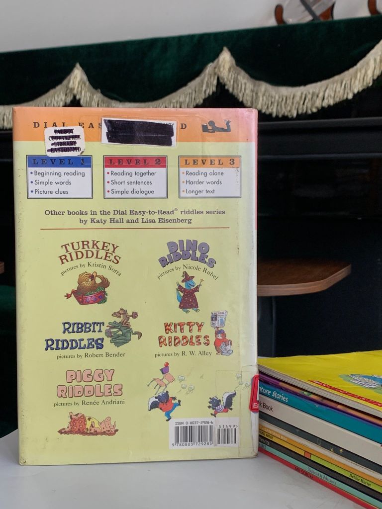 Dial Easy-to-Read: Stinky Riddles – Katy Hall & Lisa Eisenberg - Ảnh thực tế 4