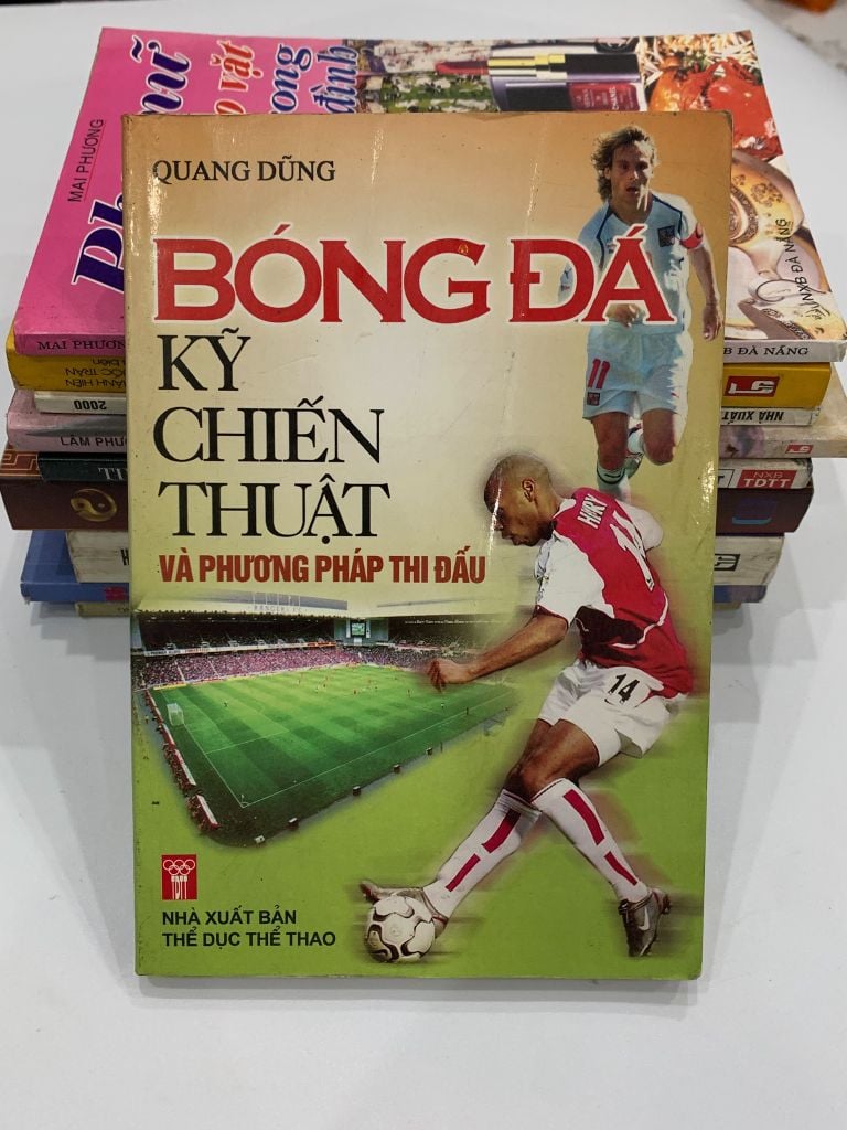 Bóng đá & Kỹ chiến thuật áp dụng trong thi đấu – Quang Dũng - Ảnh chụp thực tế