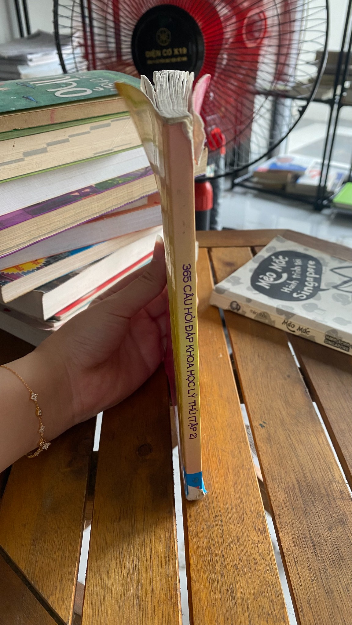 365 câu hỏi đáp khoa học lý thú (Tập 2) - Nhiều tác giả