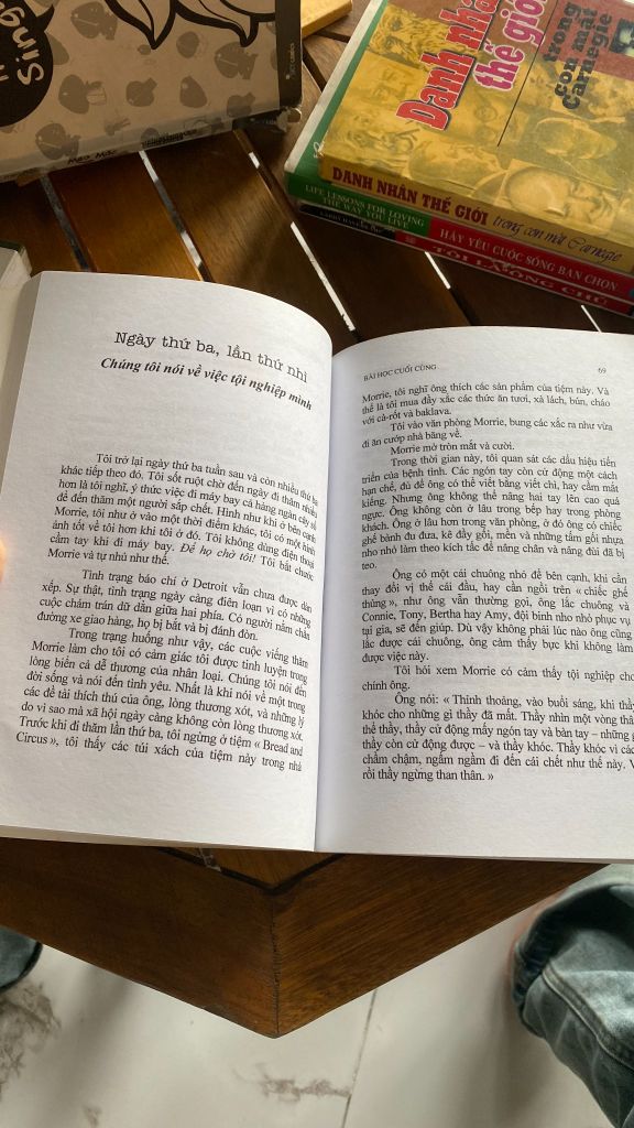 Bài Học Cuối Cùng (Tuesdays with Morrie) - Mitch Albom - Ảnh chụp thực tế