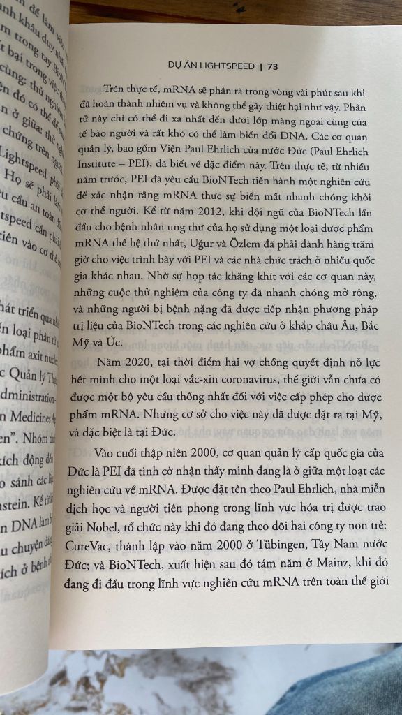 Vắc-xin mRNA - Joe Miller, TS Özlem Türeci, TS Uğur Şahin - Ảnh chụp thực tế