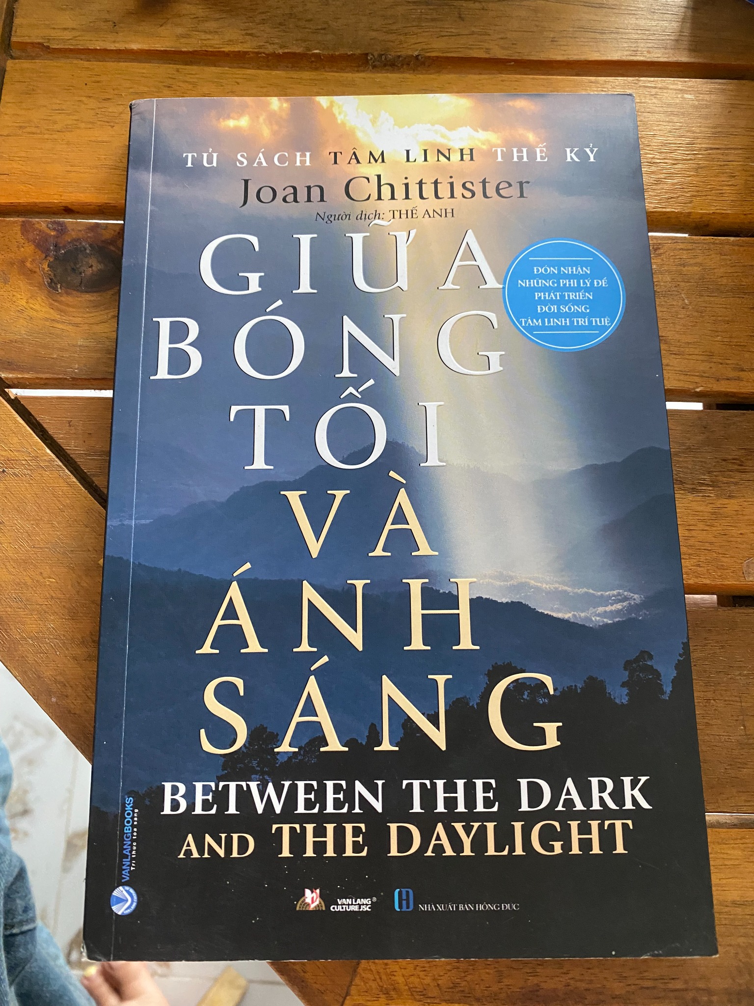 Giữa Bóng Tối Và Ánh Sáng - Joan Chittister