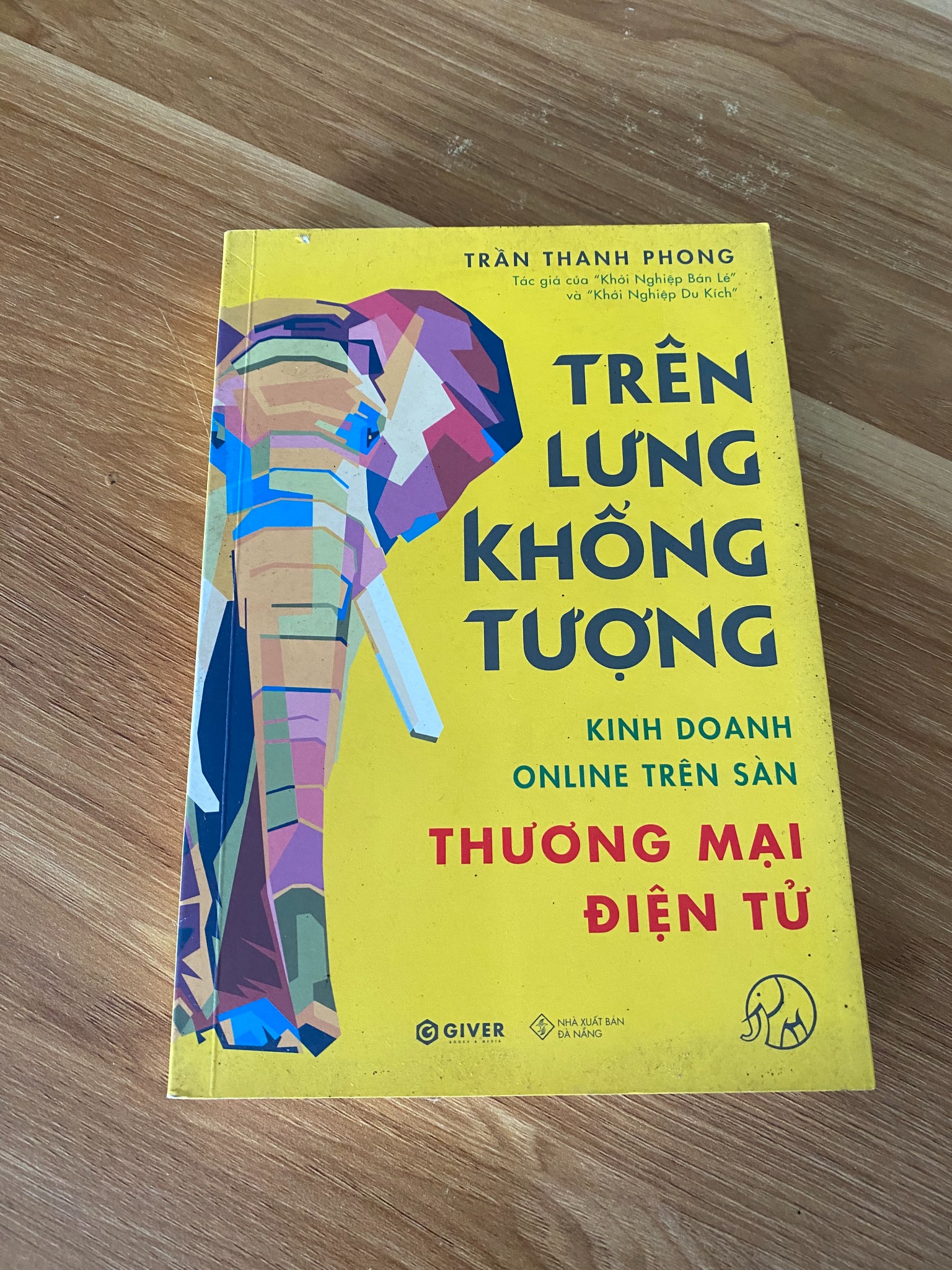 Trên Lưng Khổng Tượng - Trần Thanh Phong