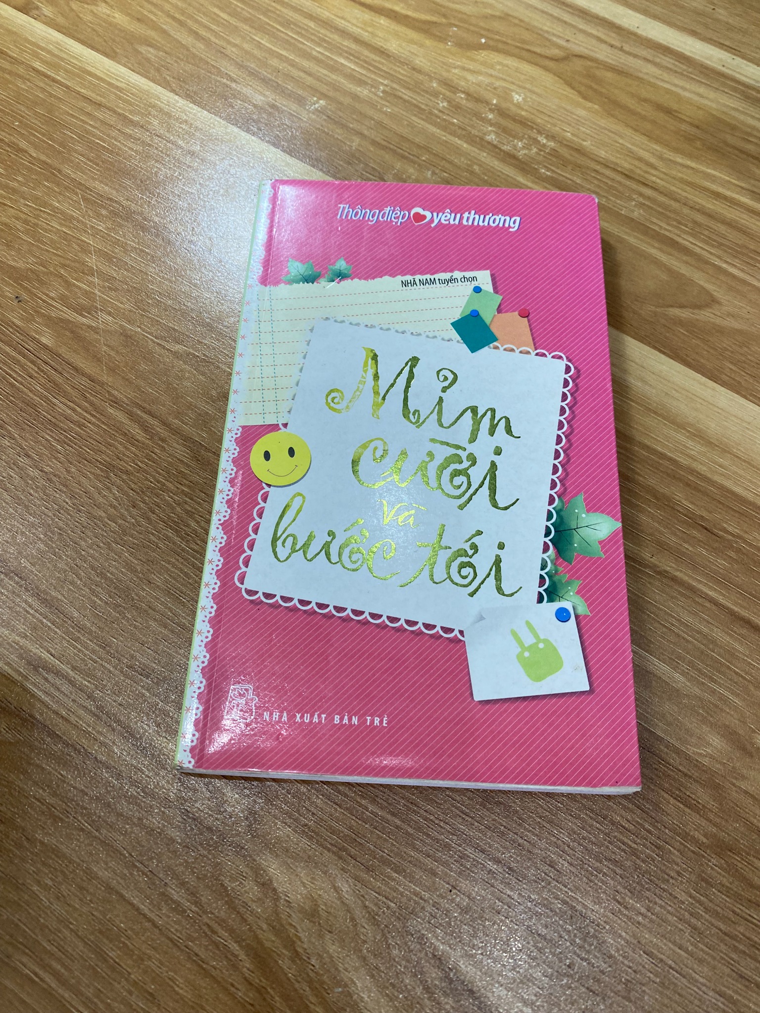 Mỉm cười và bước tới