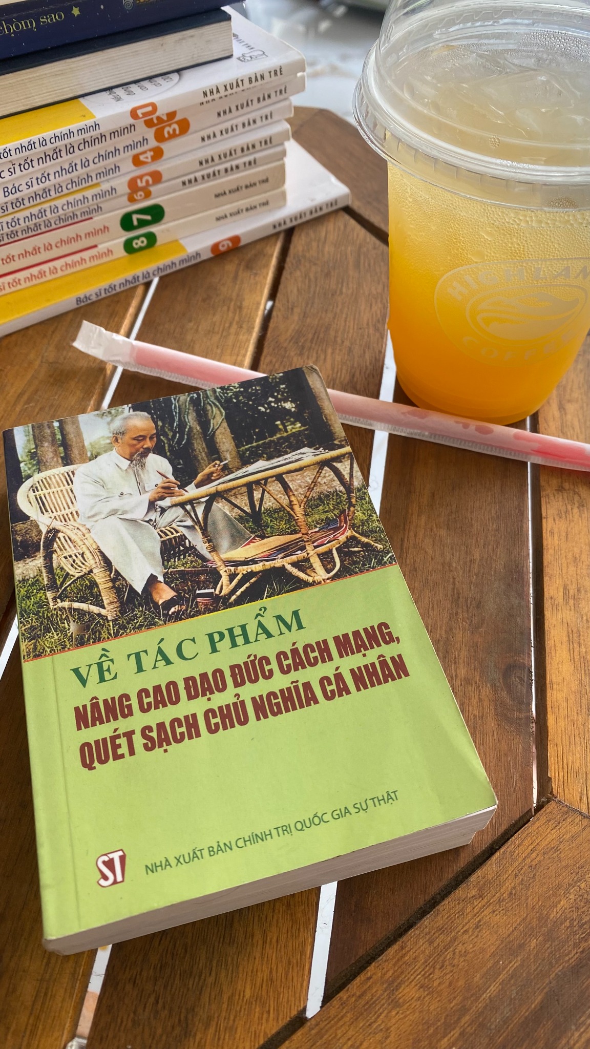 Nâng cao đạo đức cách mạng, quét sạch chủ nghĩa cá nhân – Nhiều tác phẩm