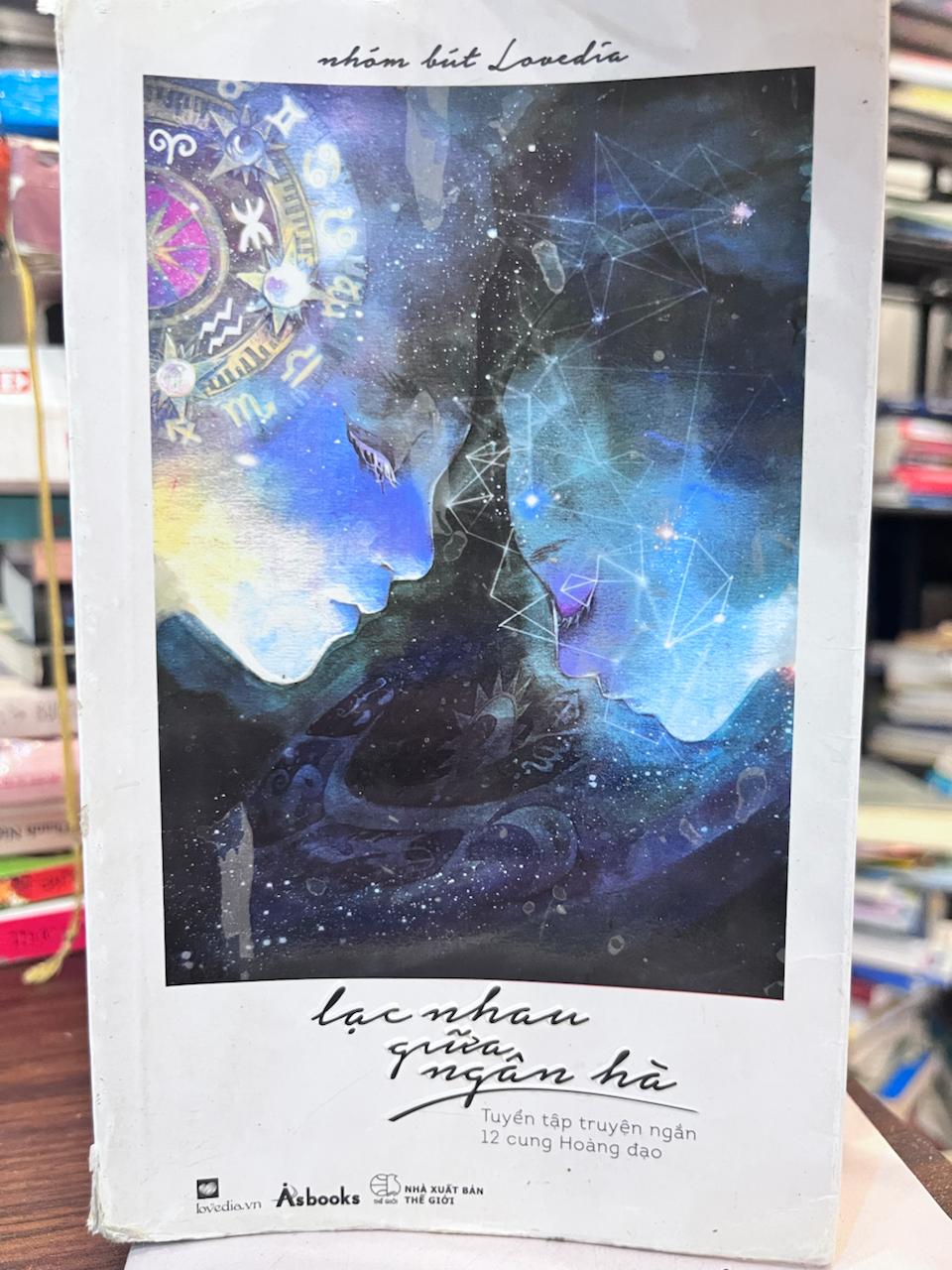 Lạc Nhau Giữa Ngân Hà - Nhóm Bút Lovedia - Nhóm Bút Lovedia