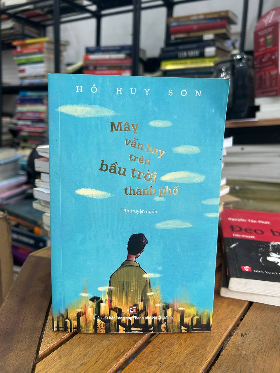 Mây vẫn bay trên bầu trời thành phố - Hồ Huy Sơn - Hồ Huy Sơn