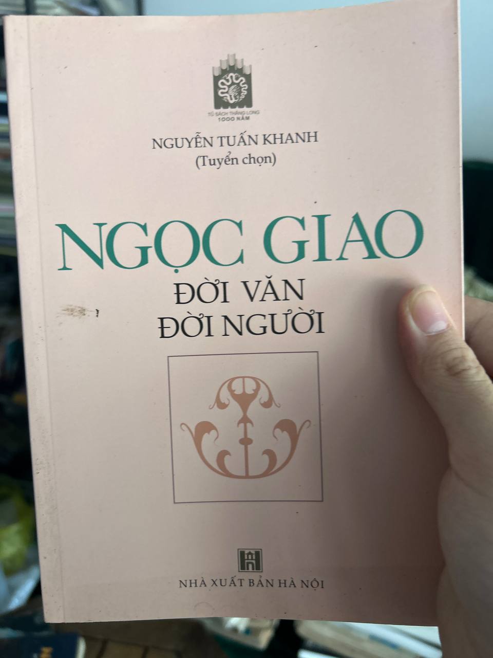 Review và ảnh thực tế sách Ngọc Giao: Đời Văn Đời Người - Tuyển Chọn Nguyễn Tuấn Khanh tại Mecobooks.com