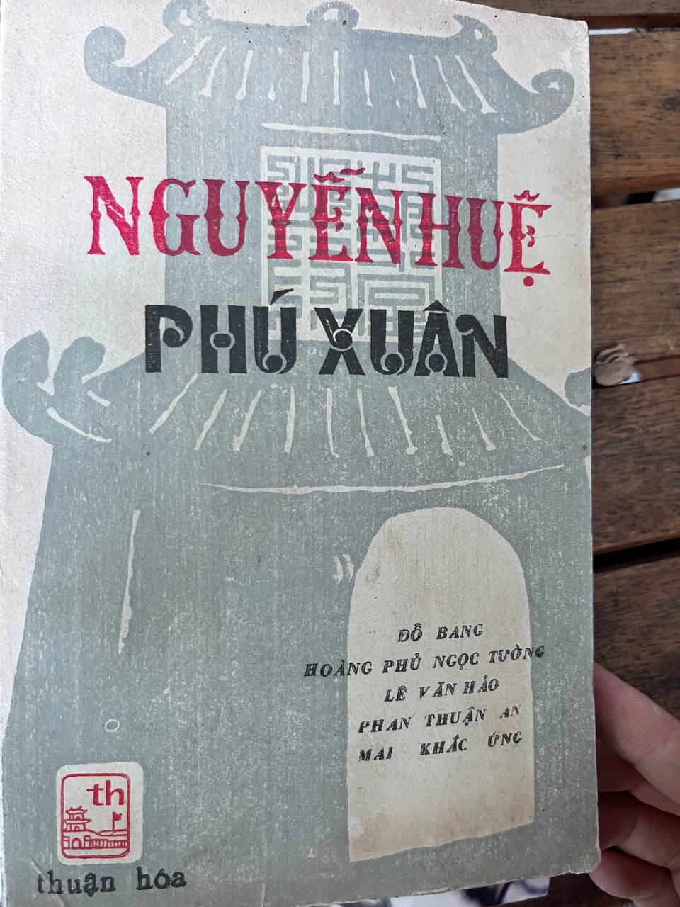 Nguyễn Huệ Ở Phú Xuân - Đỗ Bang, Hoàng Phủ Ngọc Tường, Lê Văn Hảo, Phan Thuận An, Mai Khắc Ứng
