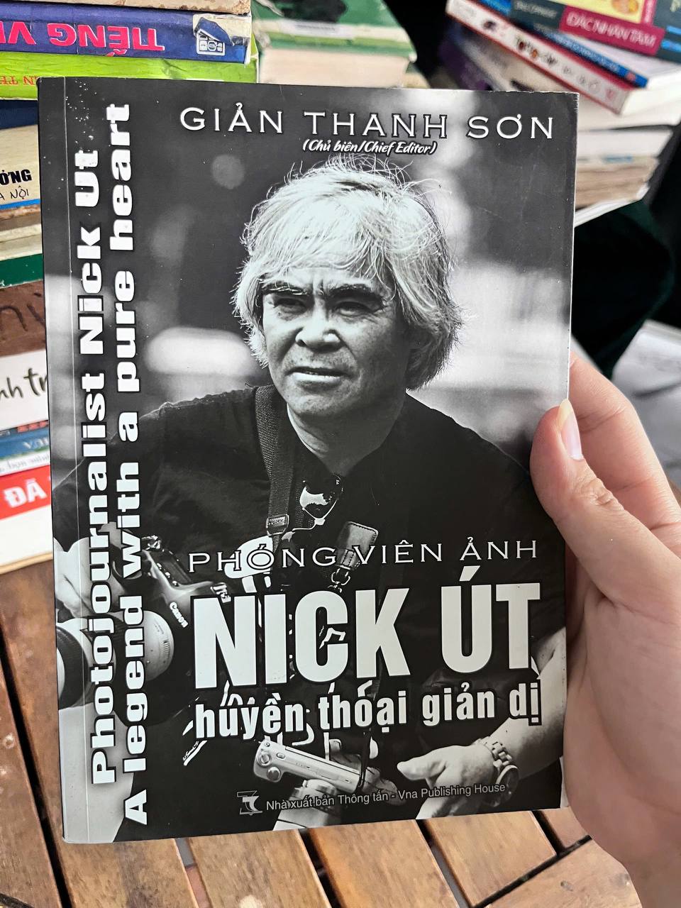 Review và ảnh thực tế sách Phóng Viên Ảnh Nick Út - Huyền Thoại Giản Dị - Photojournalist Nick Ut: A legend with a pure heart - Giản Thanh Sơn tại Mecobooks.com