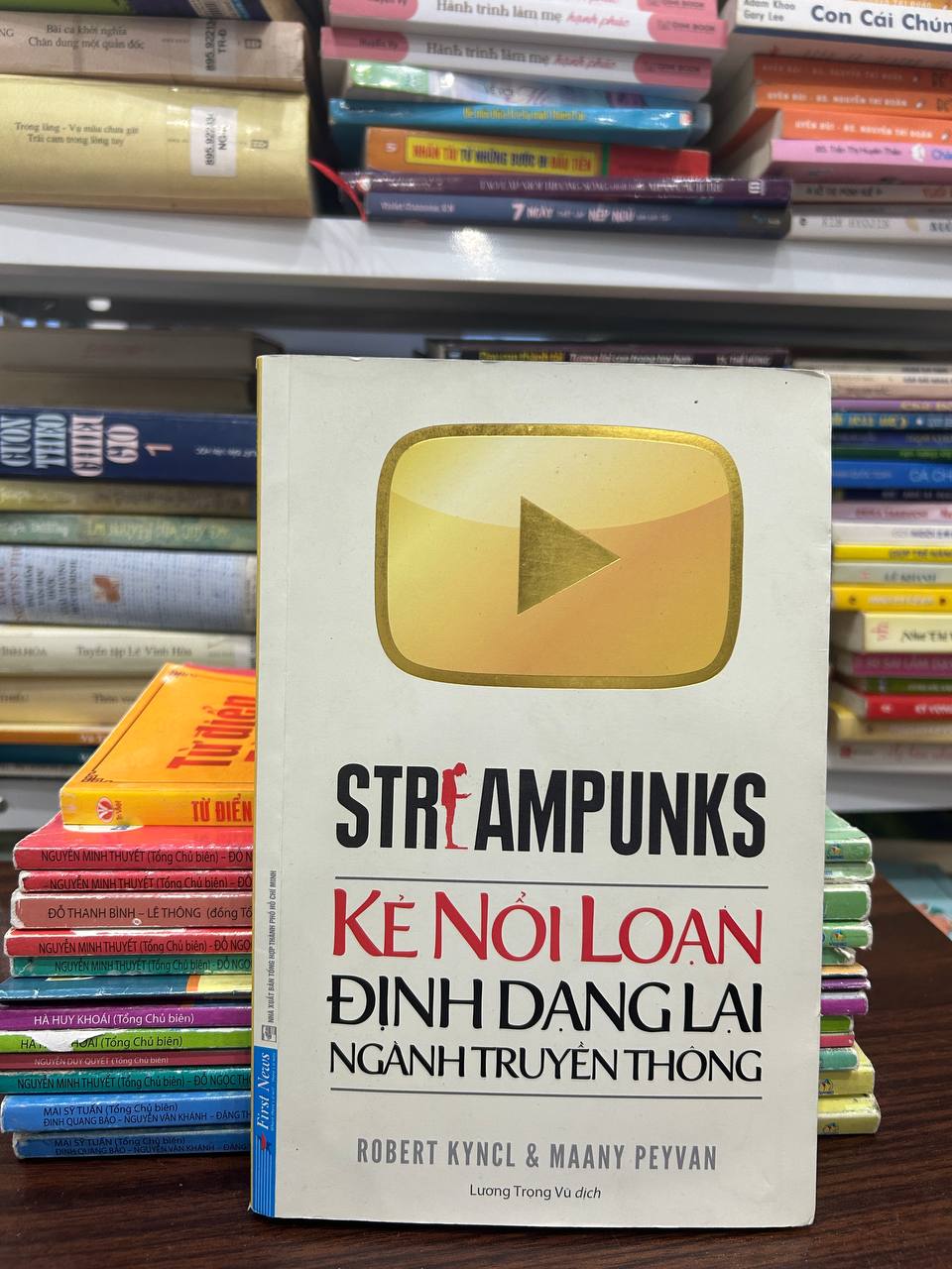 Streampunks: Kẻ Nổi Loạn Định Dạng Lại Ngành Truyền Thông của Robert Kyncl & Maany Peyvan