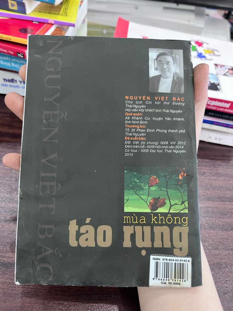 Táo Rụng Mùa Không - Nguyễn Việt Bắc - Ảnh thực tế 3