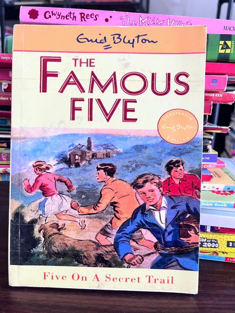The Famous Five: Five On A Secret Trail - Enid Blyton - Enid Blyton