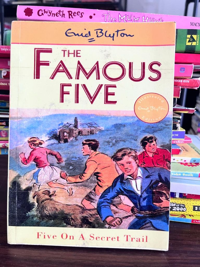 The Famous Five: Five On A Secret Trail - Enid Blyton - Enid Blyton
