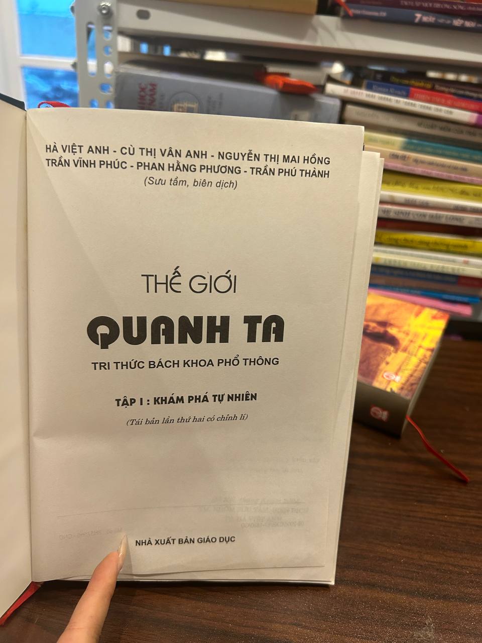 Thế Giới Quanh Ta - Tri Thức Bách Khoa Phổ Thông Tập 1 - Nhiều tác giả (Nhà Xuất Bản Giáo Dục)