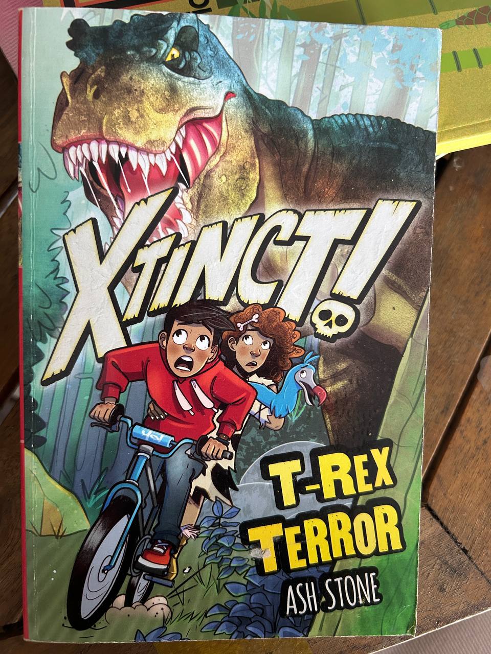Review và ảnh thực tế sách Xtinct! T - Rex Terror - Ash Stone tại Mecobooks.com
