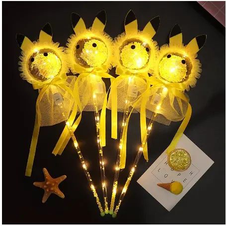 Cây Cầm Tay Led Pikachu 2596-1 H/10 (Giao mẫu ngẫu nhiên)