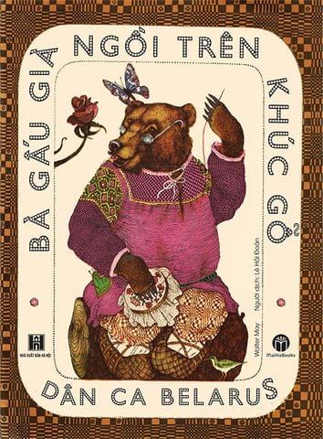 Bà Gấu Già Ngồi Trên Khúc Gỗ