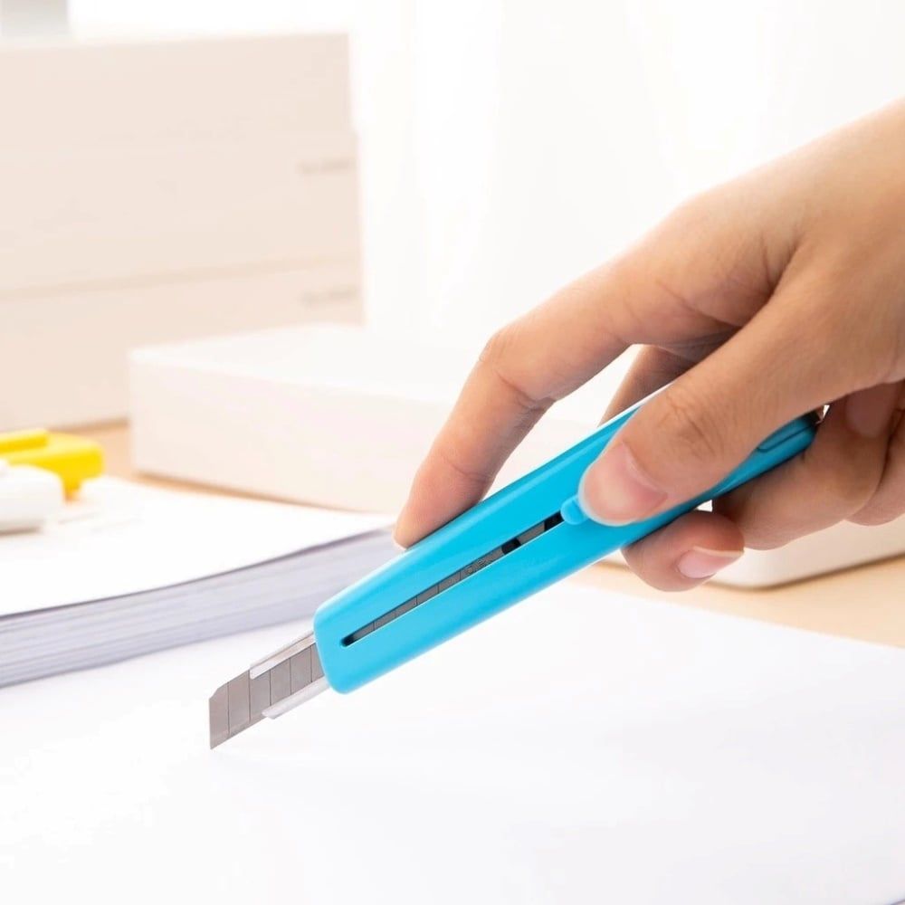 Deli - Dao Rọc Giấy Nhỏ E2038 (Giao mẫu ngẫu nhiên)