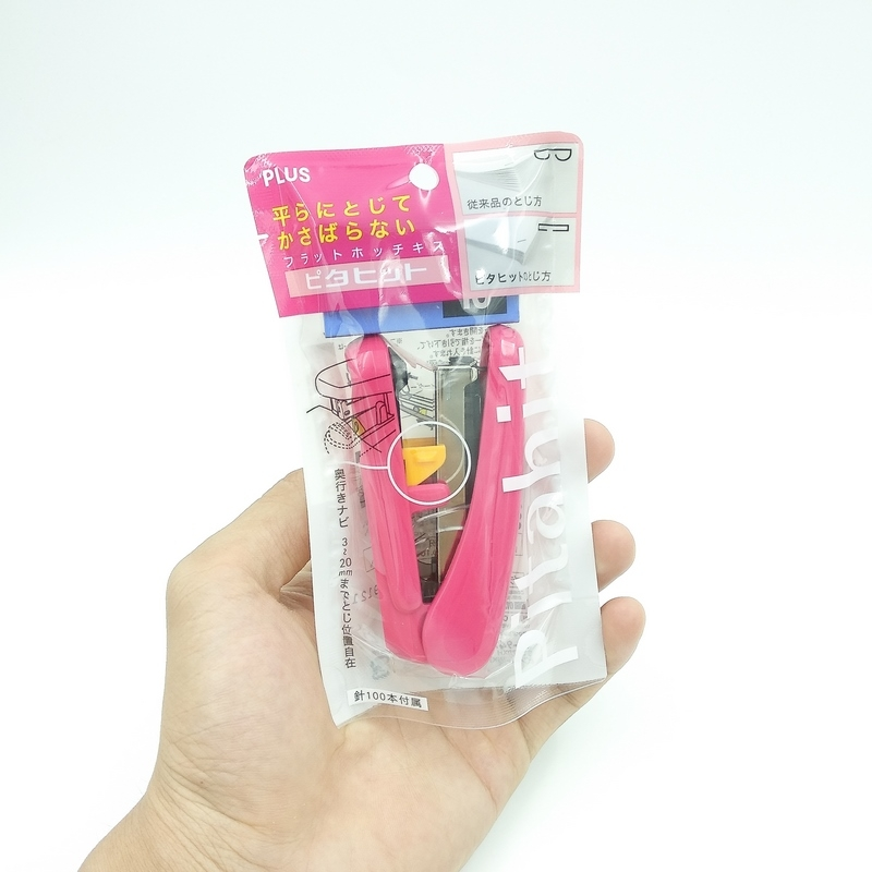 Plus - Bấm Pitahit 30-V947 Hồng + 1 Hộp Kim