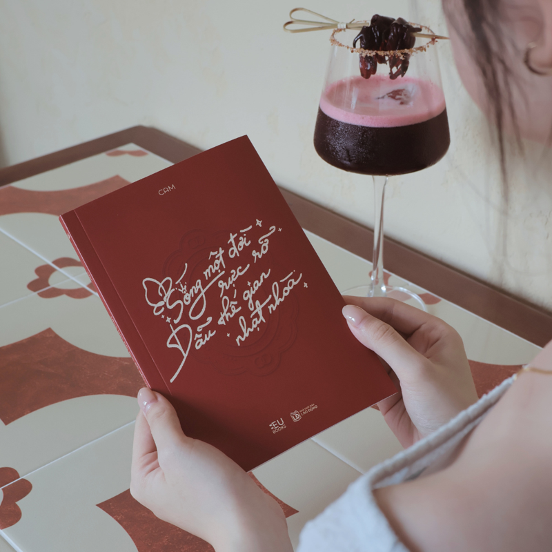 Sống Một Đời Rực Rỡ Dẫu Thế Gian Nhạt Nhòa