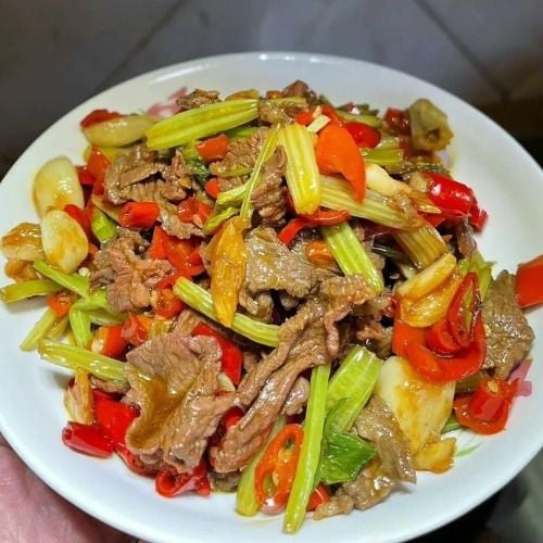  Bò xào hành cần 