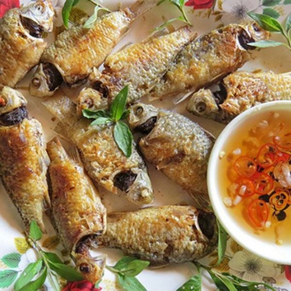  Cá diếc: Kho tương bần/ chiên giòn 