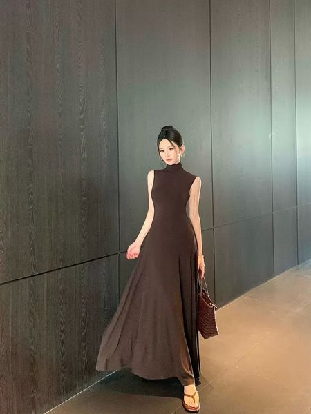 Đầm body nữ cổ kín dáng tank top sát nách, chân váy xòe nhẹ dự tiệc Yourname Dress YN201